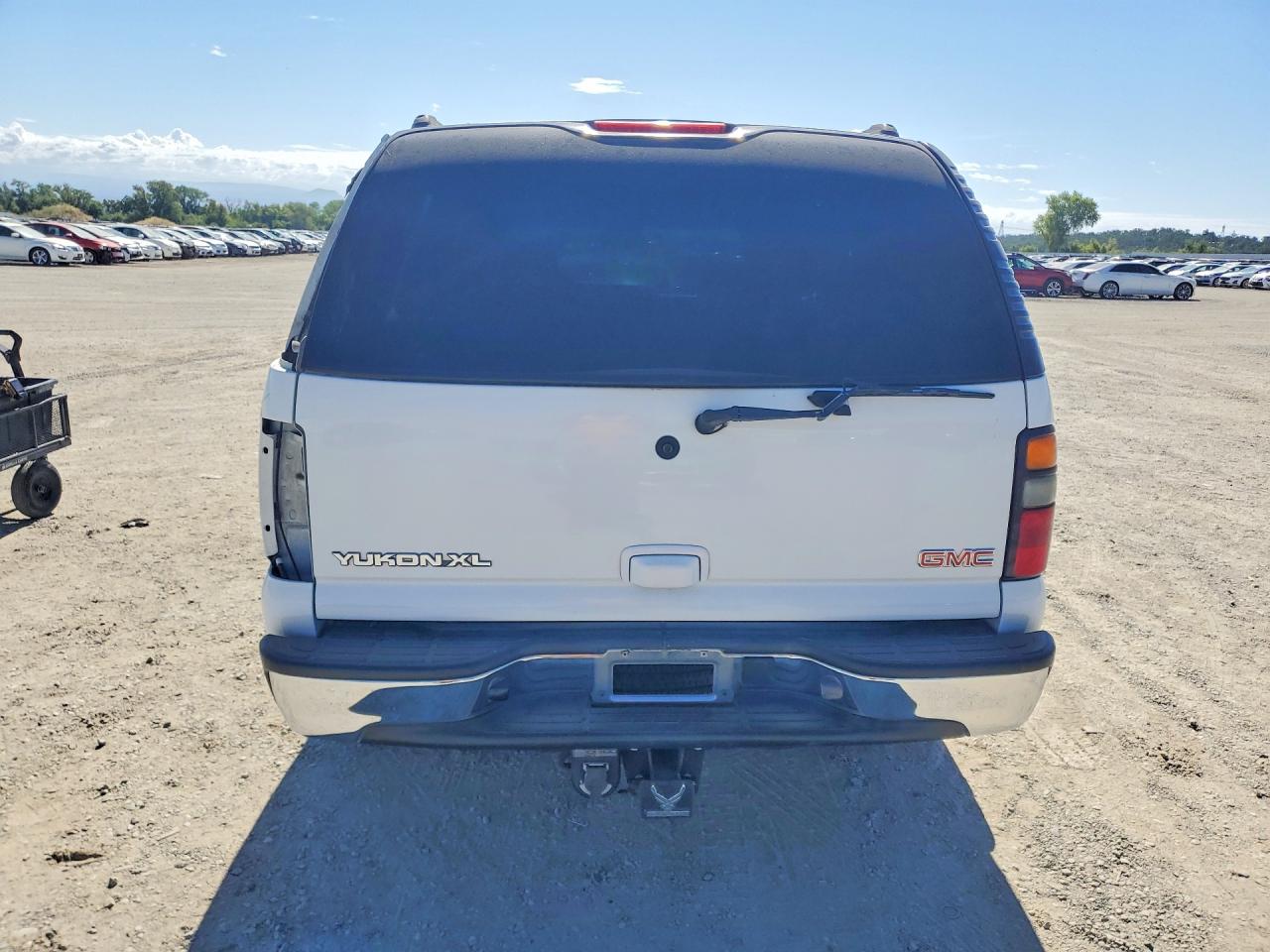2004 Gmc Yukon Xl C1500 White vin: 1GKEC16TX4J284262