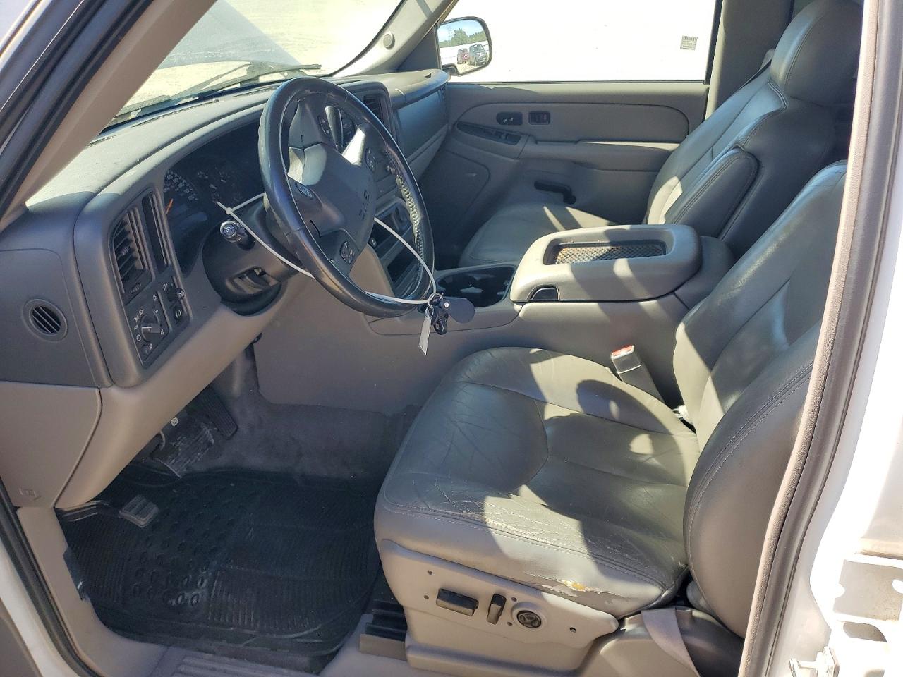 2004 Gmc Yukon Xl C1500 White vin: 1GKEC16TX4J284262