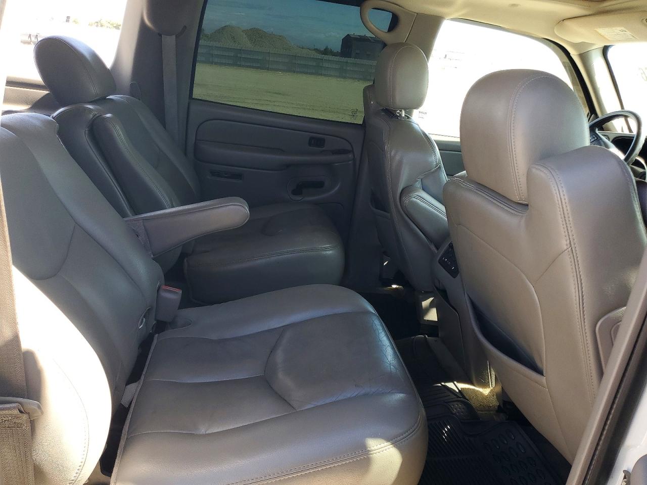 2004 Gmc Yukon Xl C1500 White vin: 1GKEC16TX4J284262