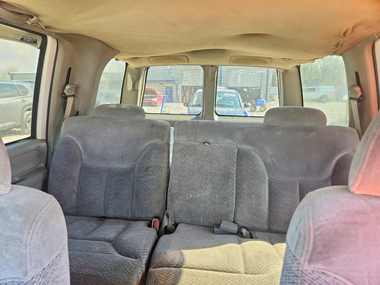 1998 Gmc Yukon White vin: 1GKEK13R0WJ724262
