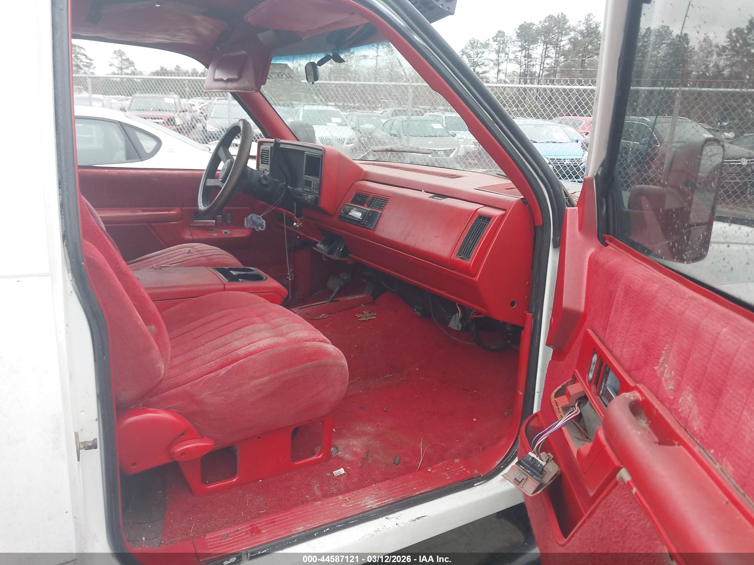 1993 Gmc Yukon   White vin: 1GKEK18K2PJ719772