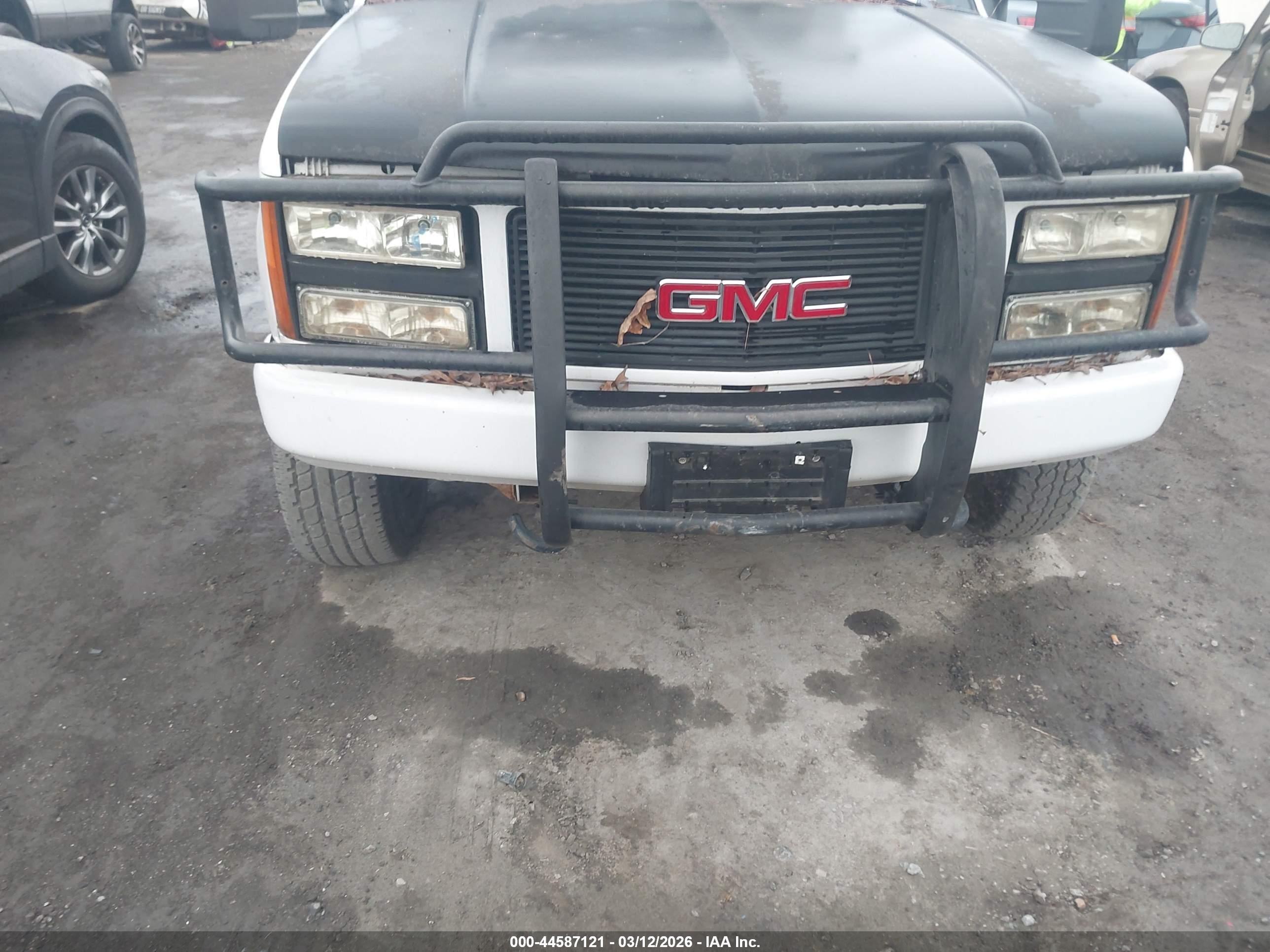 1993 Gmc Yukon   White vin: 1GKEK18K2PJ719772