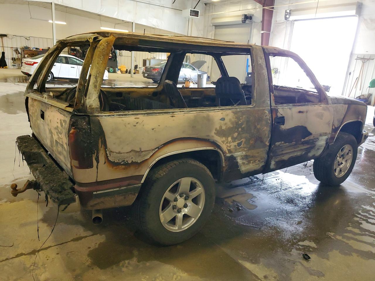 1993 Gmc Yukon Burn vin: 1GKEK18K9PJ748346