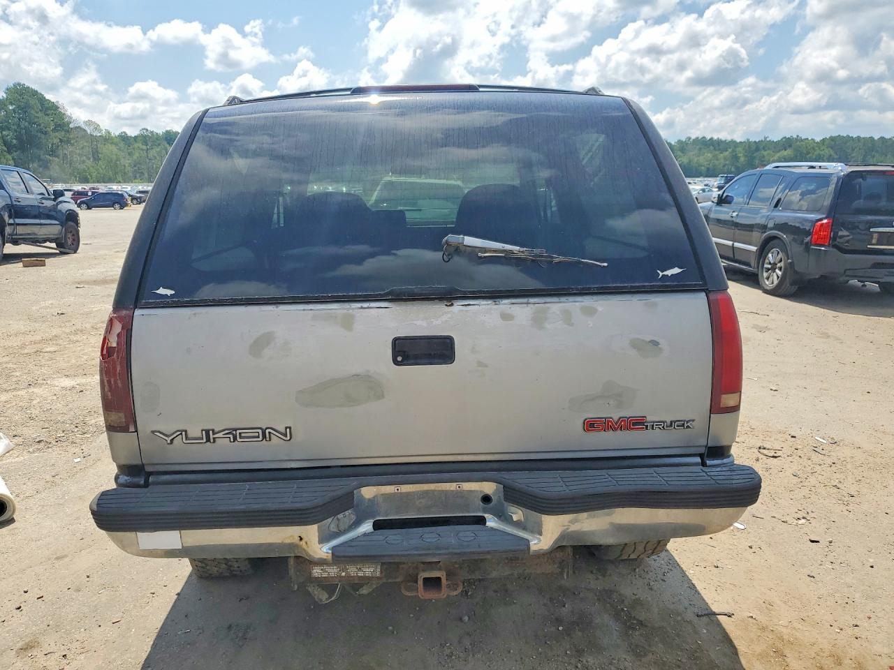 1994 Gmc Yukon Silver vin: 1GKEK18K9RJ728830