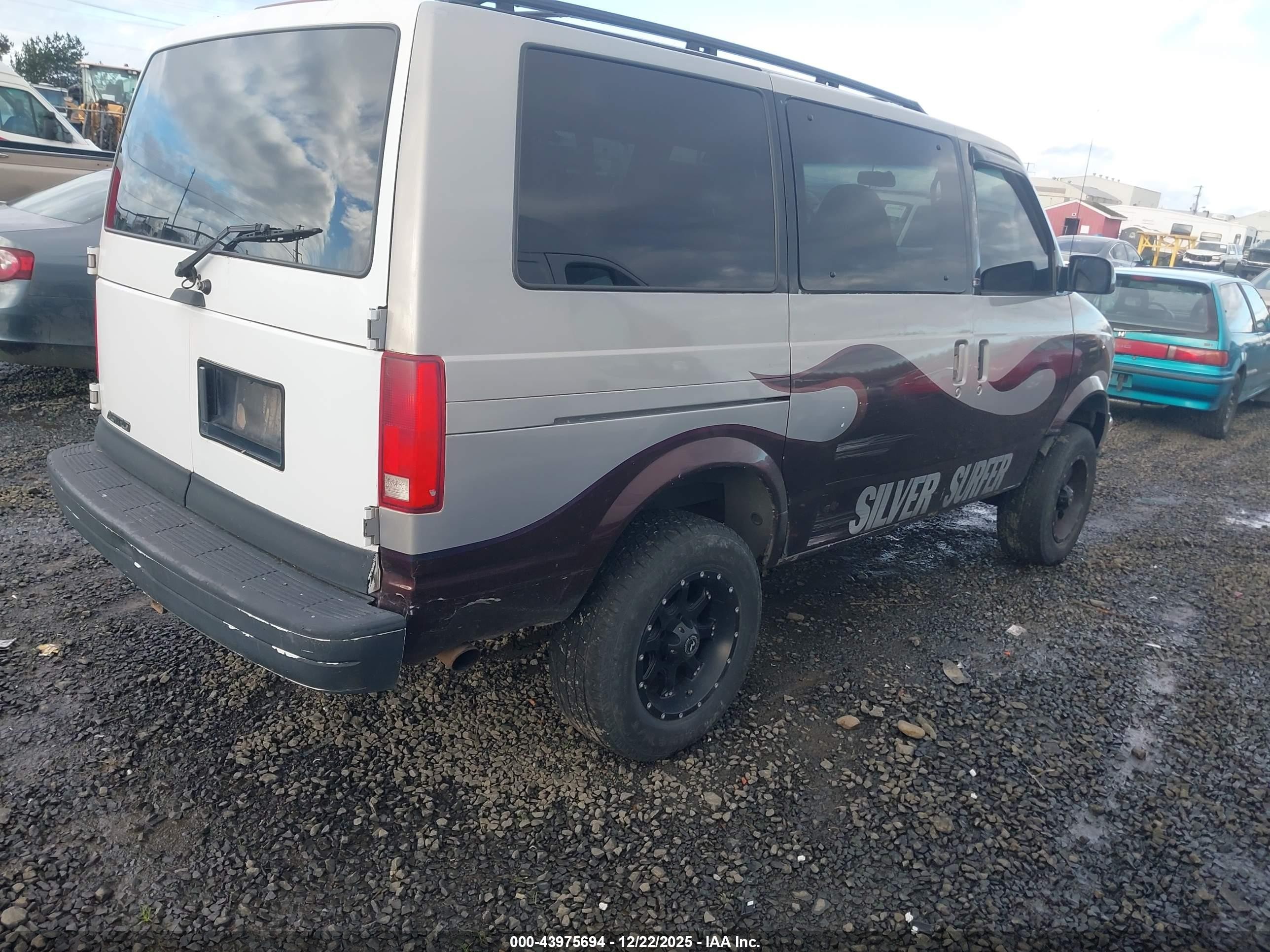 1998 Gmc Safari Sle Silver vin: 1GKEL19W4WB520052