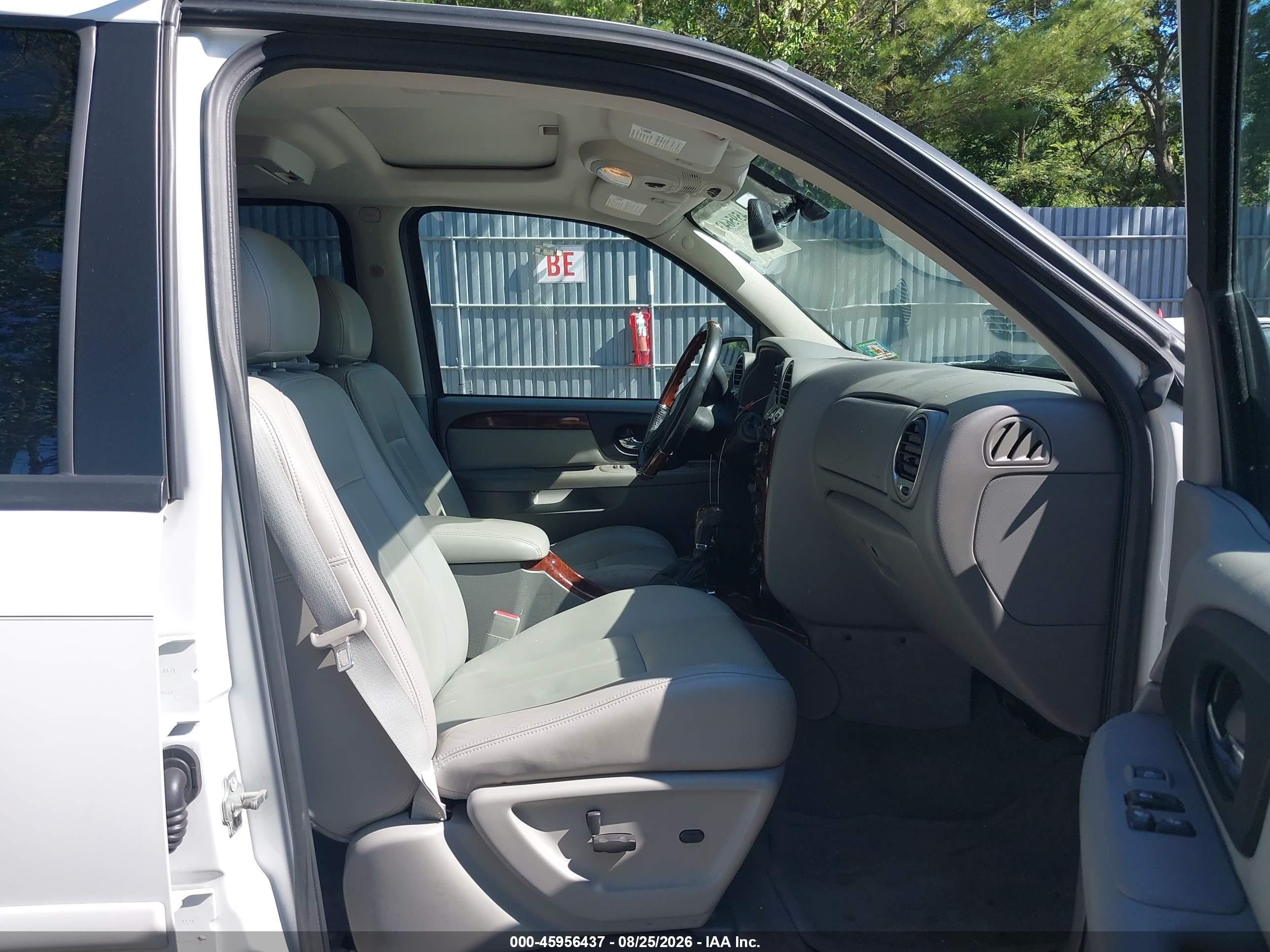 2008 Gmc Envoy Denali White vin: 1GKET63M982215220