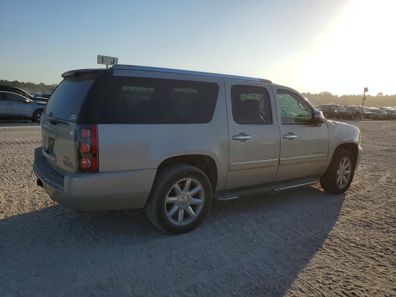 2009 Gmc Yukon Xl Denali Tan vin: 1GKFC06299R180263
