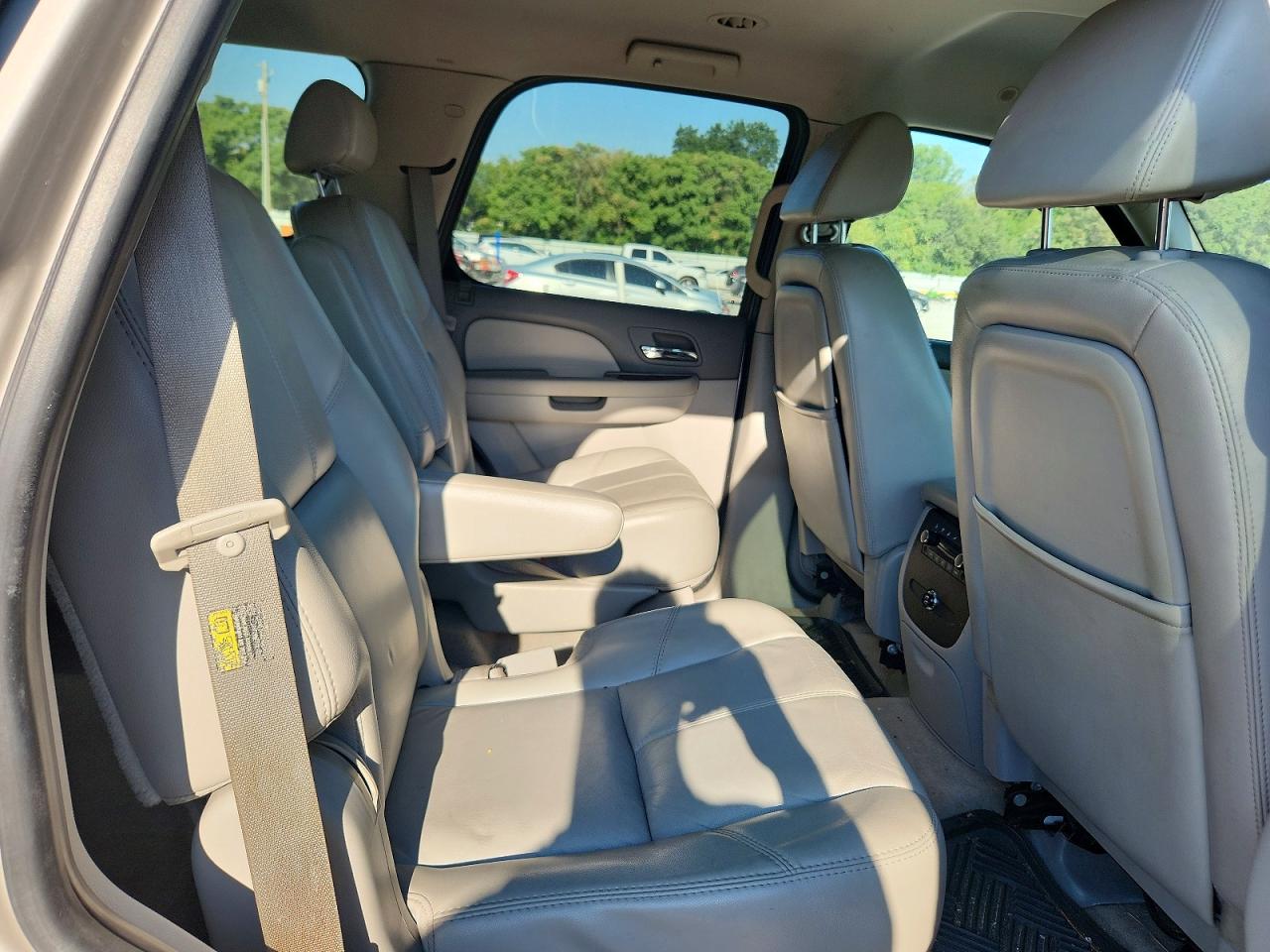 2007 Gmc Yukon Silver vin: 1GKFC13097R164859