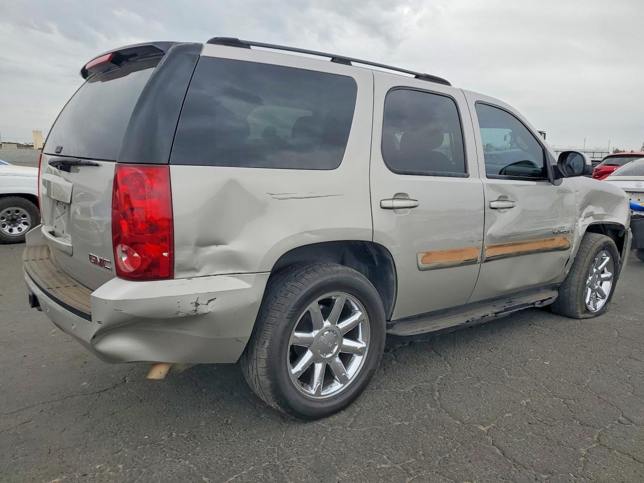 2007 Gmc Yukon Silver vin: 1GKFC13C37J252542