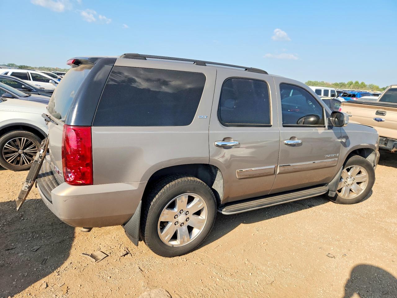 2007 Gmc Yukon Cream vin: 1GKFC13J97R143888