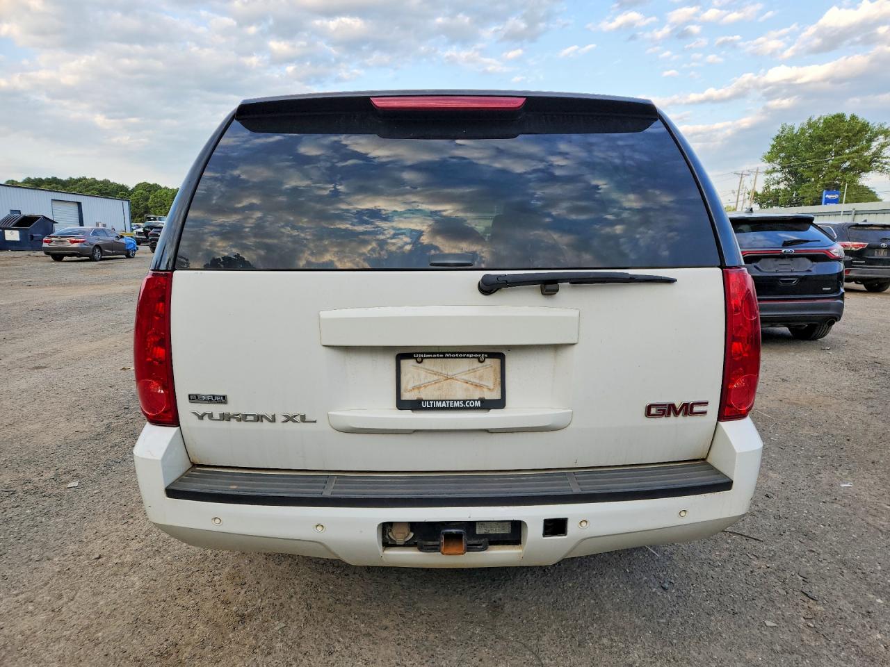 2007 Gmc Yukon Xl C1500 White vin: 1GKFC16067R410469