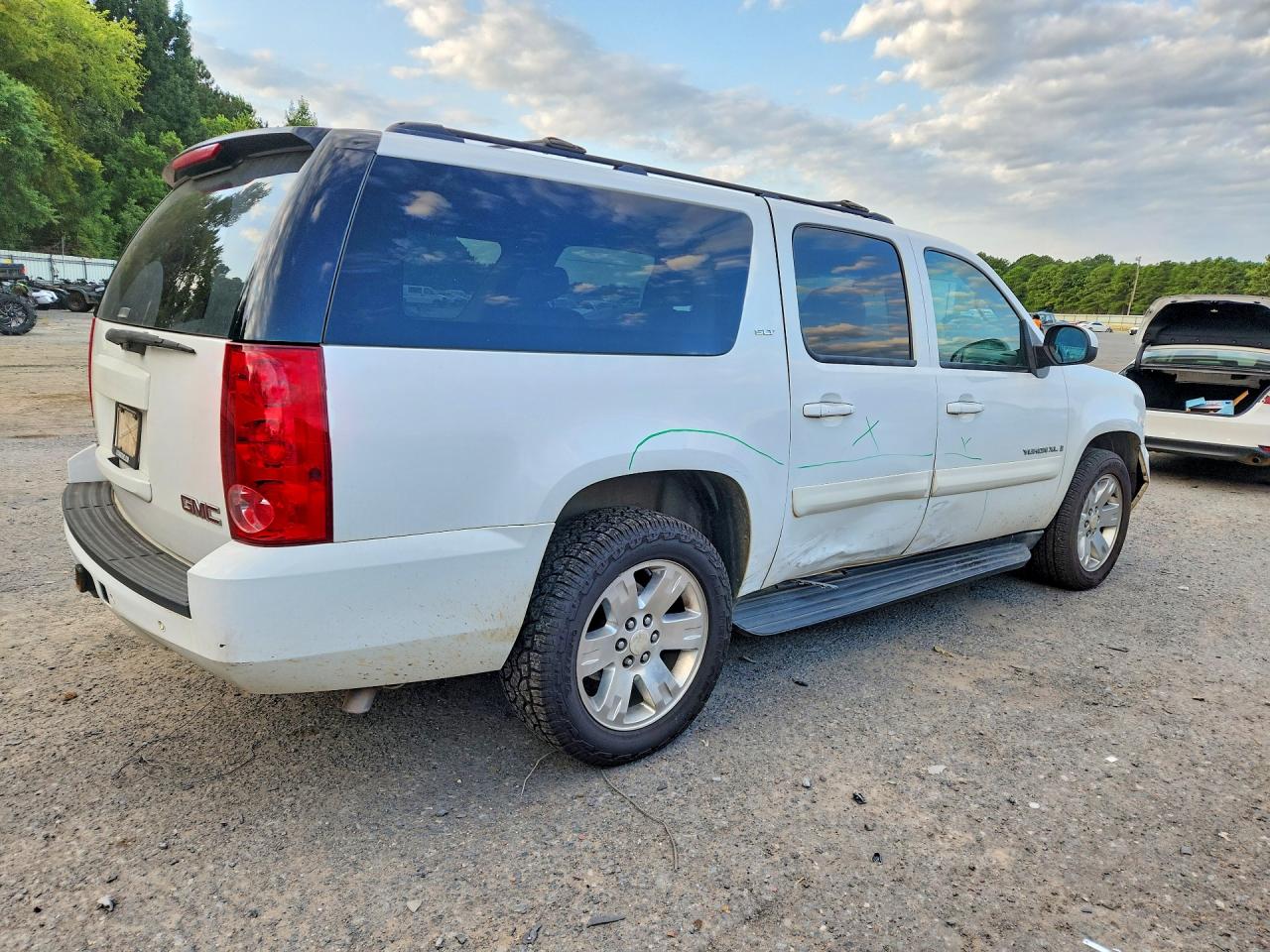 2007 Gmc Yukon Xl C1500 White vin: 1GKFC16067R410469
