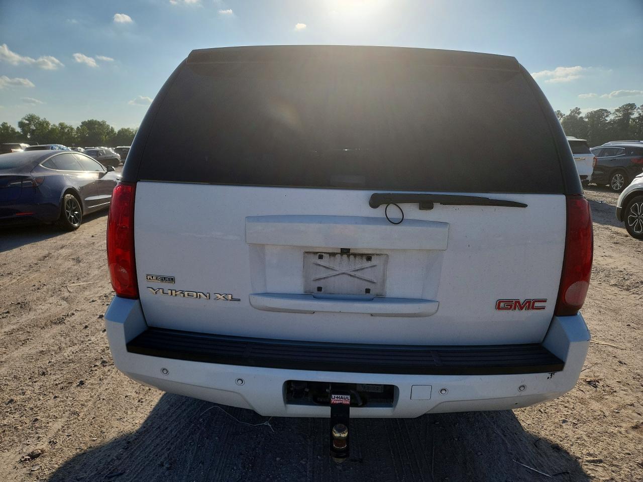 2007 Gmc Yukon Xl C1500 White vin: 1GKFC16087R253897
