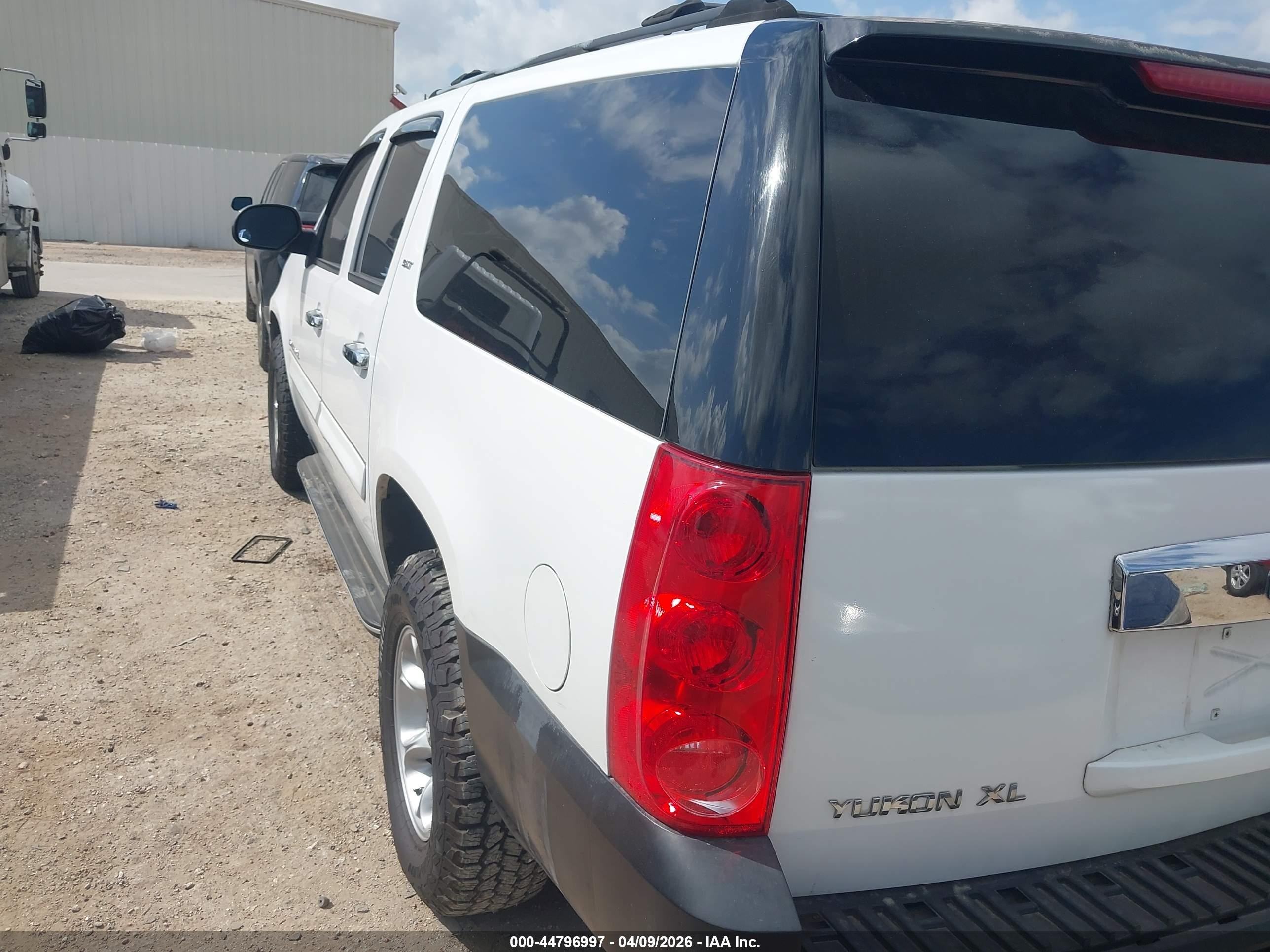 2007 Gmc Yukon Xl 1500 Slt White vin: 1GKFC16J87J207512