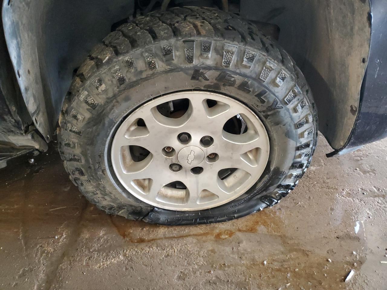 2009 Gmc Yukon Sle Blue vin: 1GKFC23C99R162595 Damage: Right Front Wheel, Curb Rash, 5 To 6 Inches