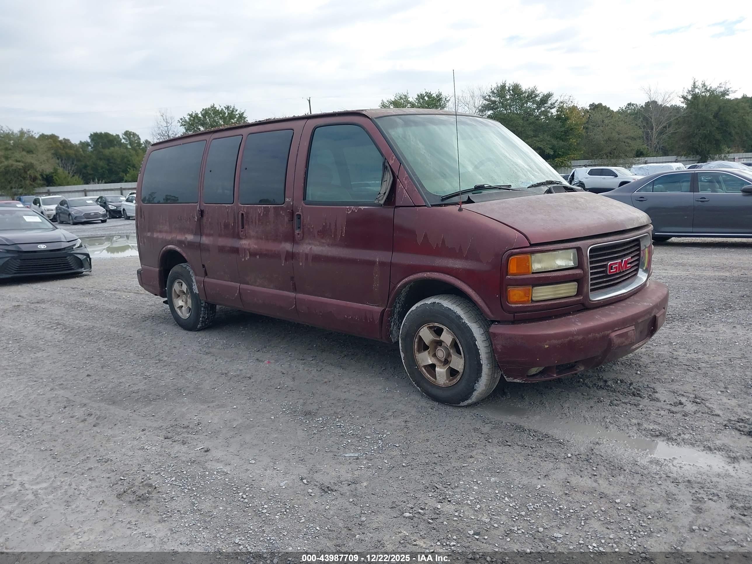 2002 Gmc Savana Slt   Maroon vin: 1GKFG65R921153669