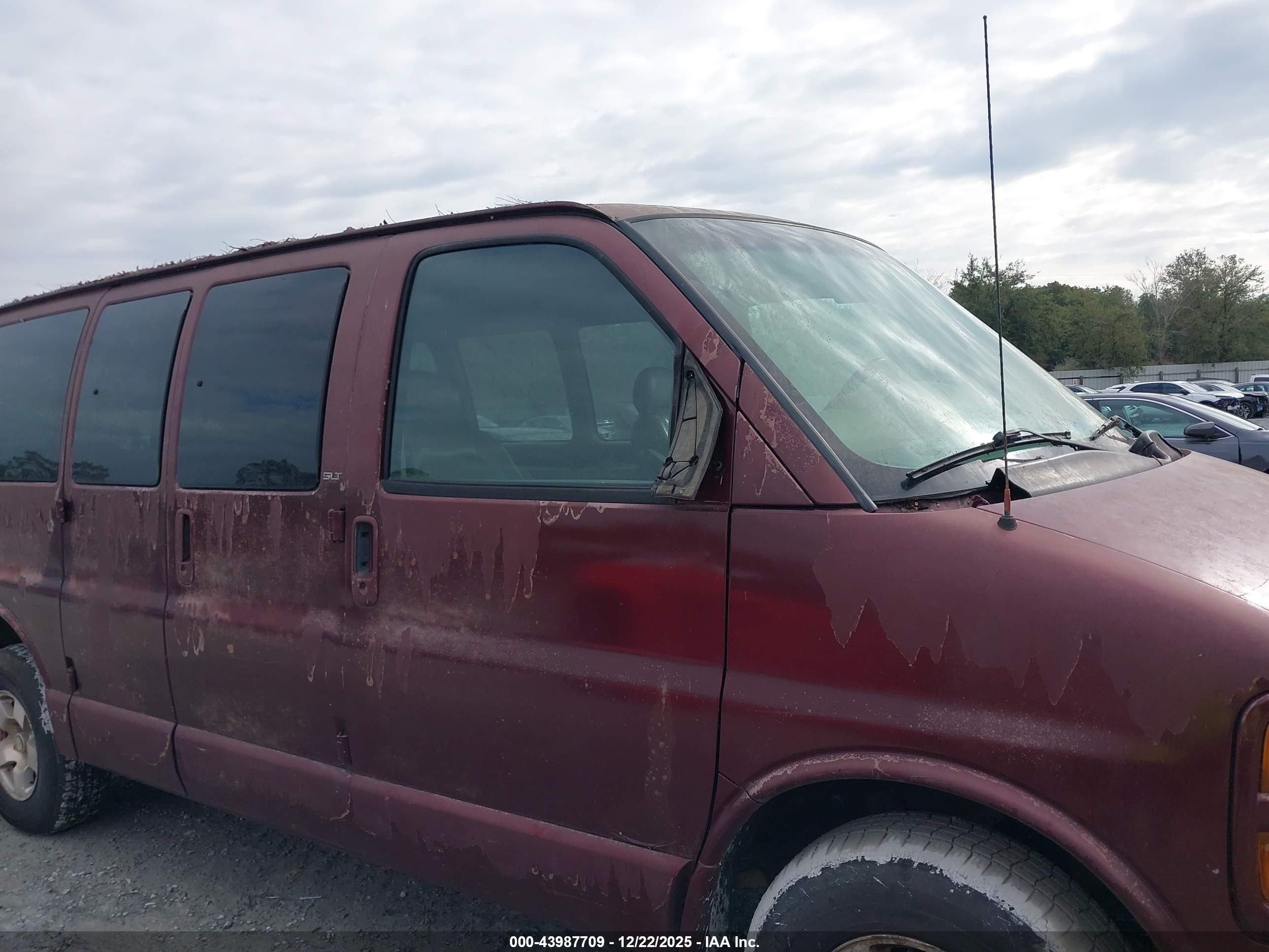 2002 Gmc Savana Slt   Maroon vin: 1GKFG65R921153669