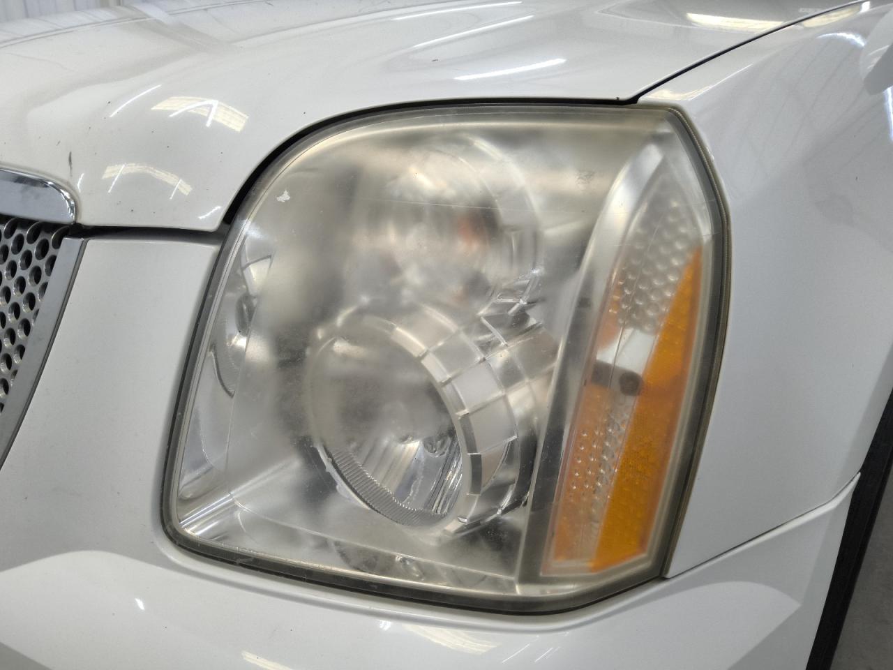 2009 Gmc Yukon Xl Denali White vin: 1GKFK06219J112962 Damage: Left Head Lamp, Faded, Repair Required