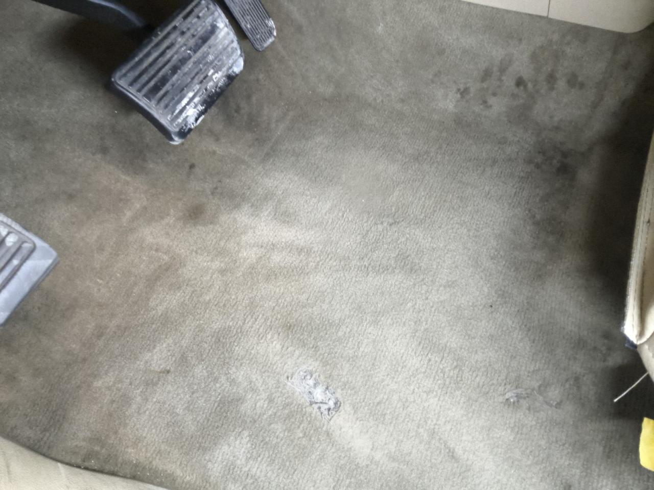 2009 Gmc Yukon Xl Denali White vin: 1GKFK06219J112962 Damage: Left Front Carpet, Stained, Permanent