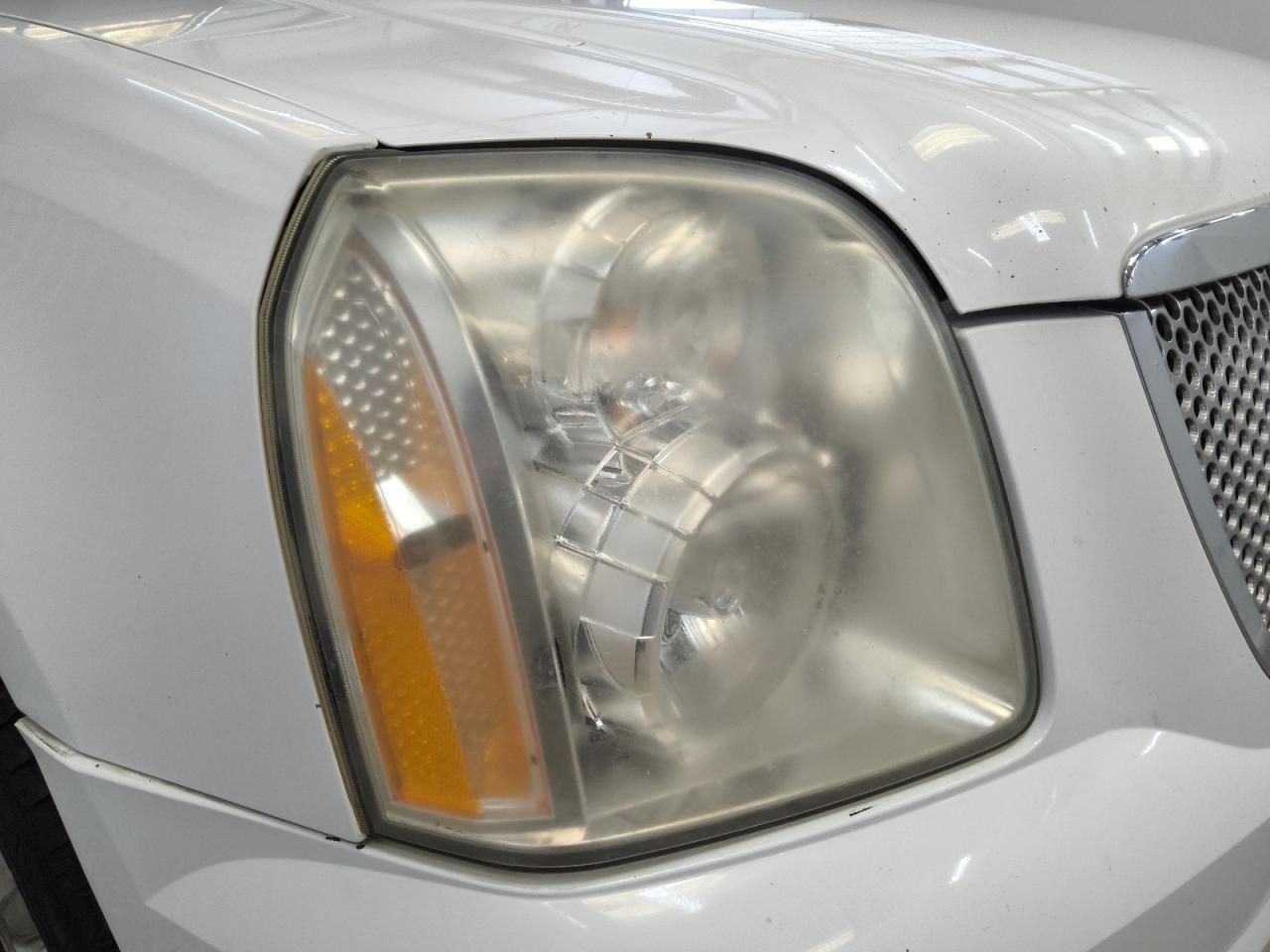 2009 Gmc Yukon Xl Denali White vin: 1GKFK06219J112962 Damage: Right Head Lamp, Faded, Repair Required