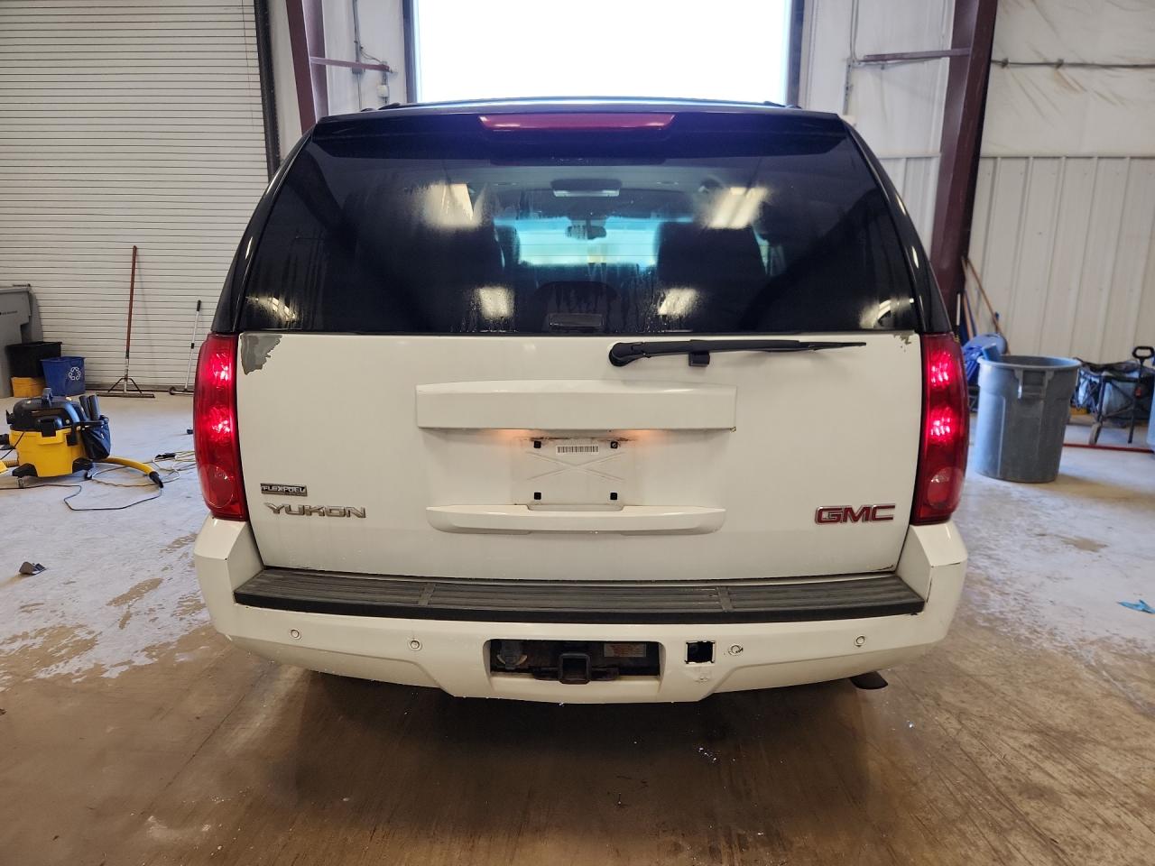 2007 Gmc Yukon White vin: 1GKFK13017J249471 Damage: Lift Gate, Peeling, 4 To 5 Inches