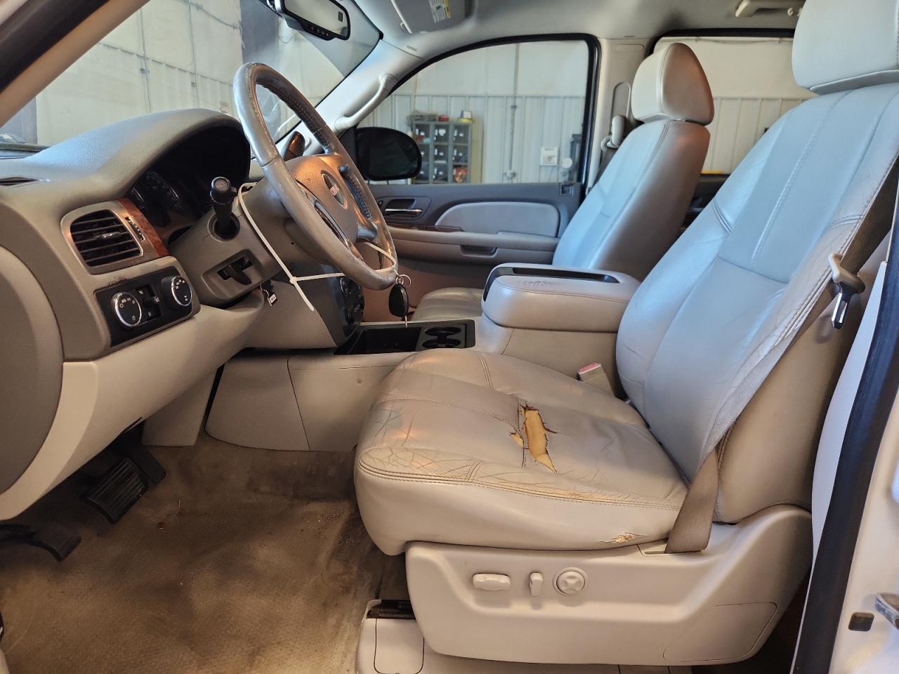 2007 Gmc Yukon White vin: 1GKFK13017J249471 Damage: Left Front Seat Cushion, Cut, 9 To 10 Inches