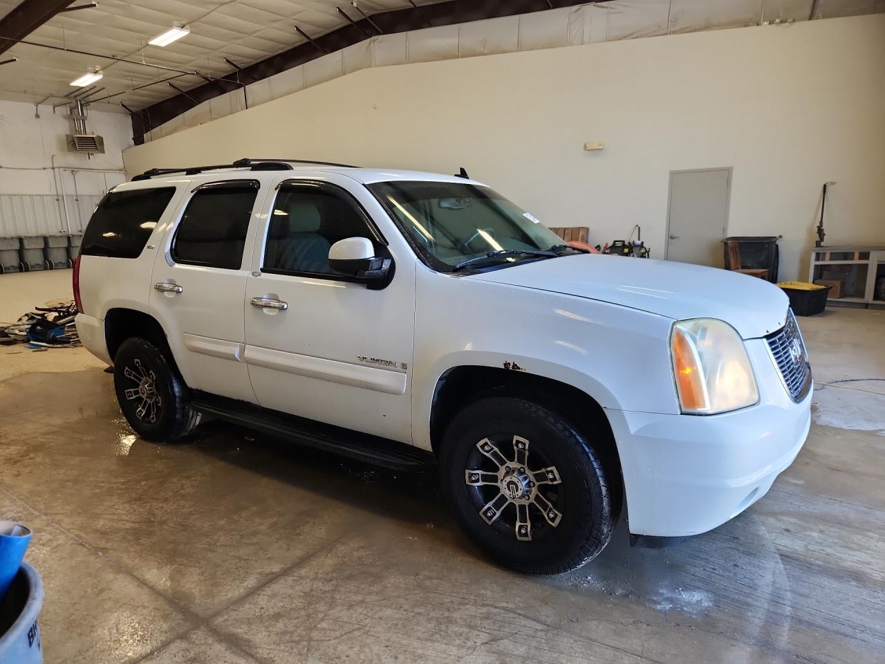 2007 Gmc Yukon White vin: 1GKFK13017J249471 Damage: Right Front Fender, Multiple Scratches Heavy, 2
