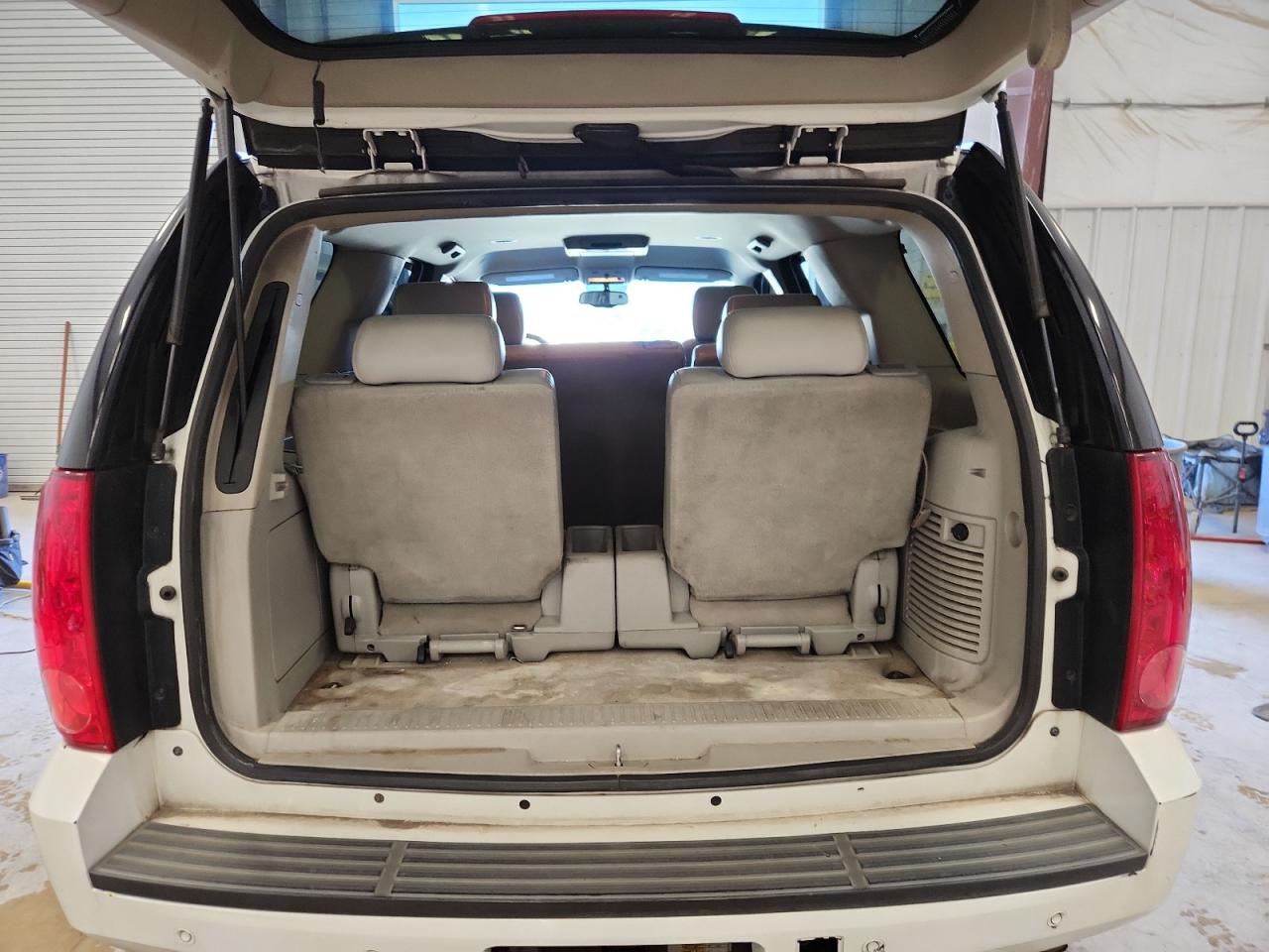 2007 Gmc Yukon White vin: 1GKFK13017J249471 Damage: Luggage Carpeting, Stained, Permanent