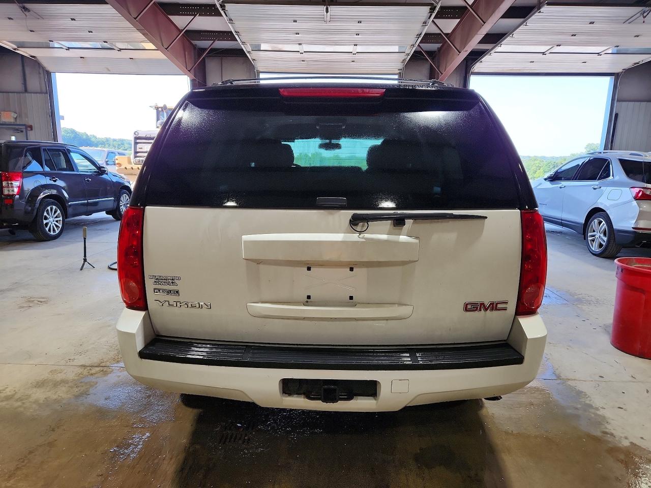 2008 Gmc Yukon White vin: 1GKFK13078R133873