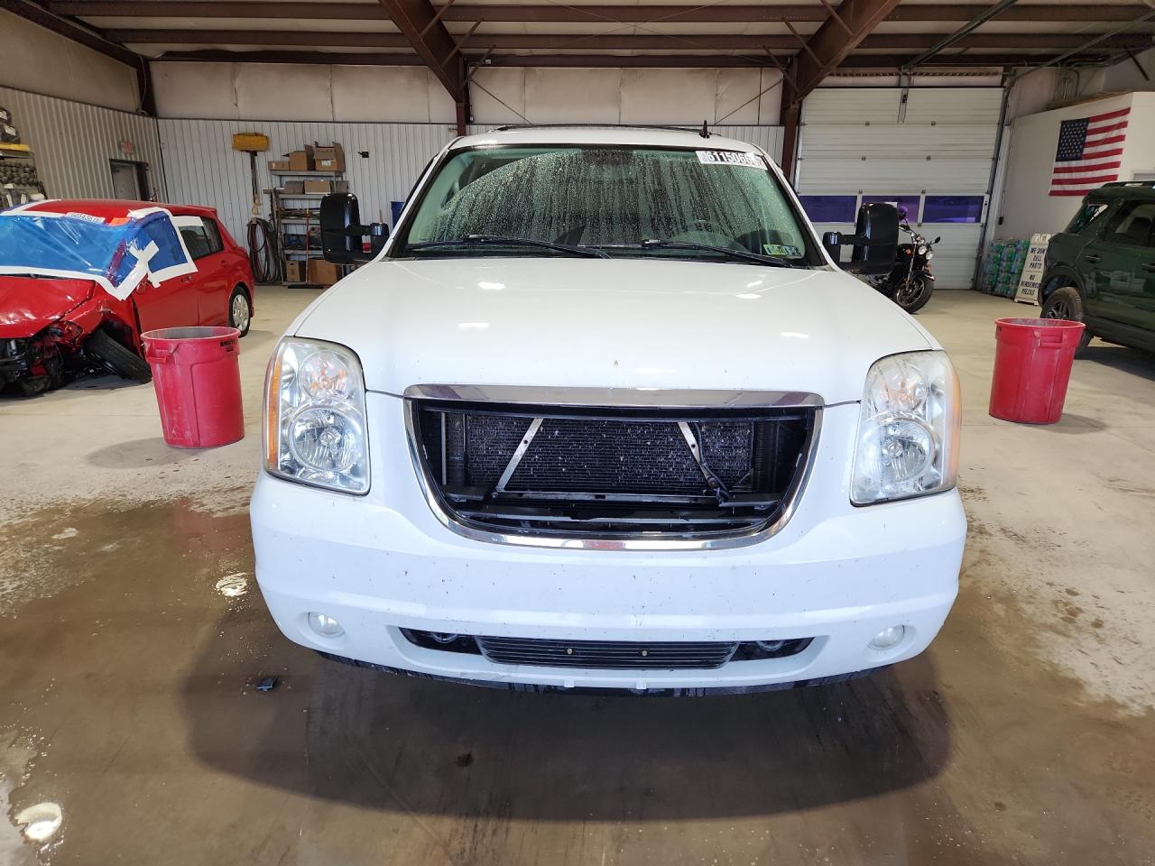 2008 Gmc Yukon White vin: 1GKFK13078R133873 Damage: Grille, Missing, Replacement Required