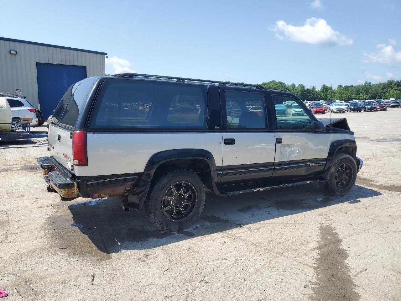 1993 Gmc Suburban K1500   Two Tone vin: 1GKFK16K3PJ739522