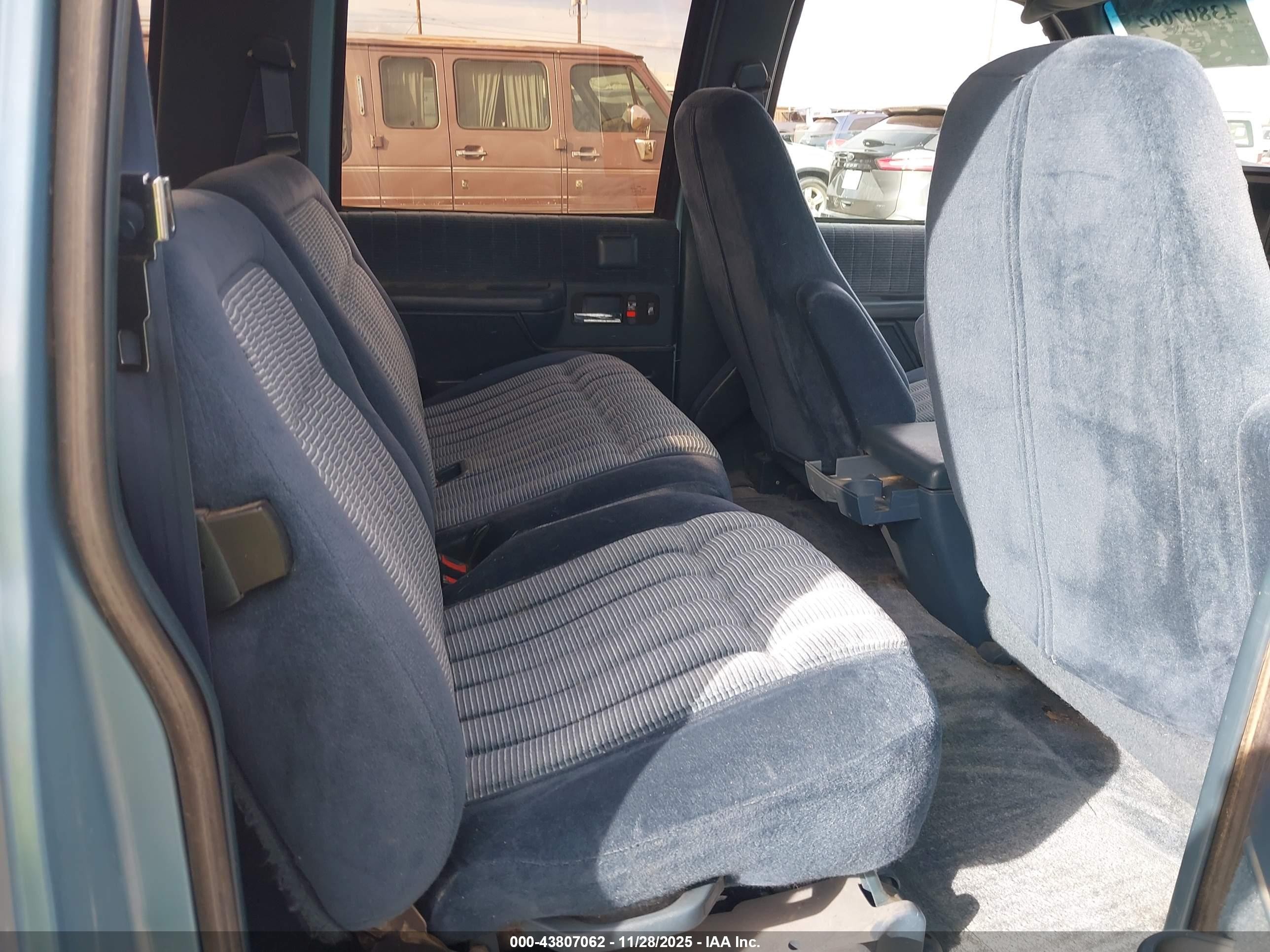 1993 Gmc Suburban K1500 Light Blue vin: 1GKFK16K4PJ740727