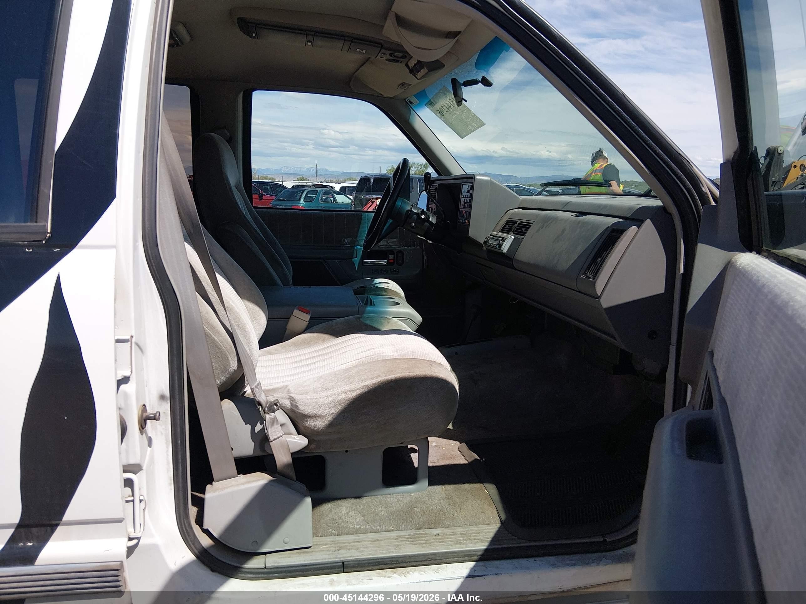 1993 Gmc Suburban K1500 Белый vin: 1GKFK16K9PJ749438