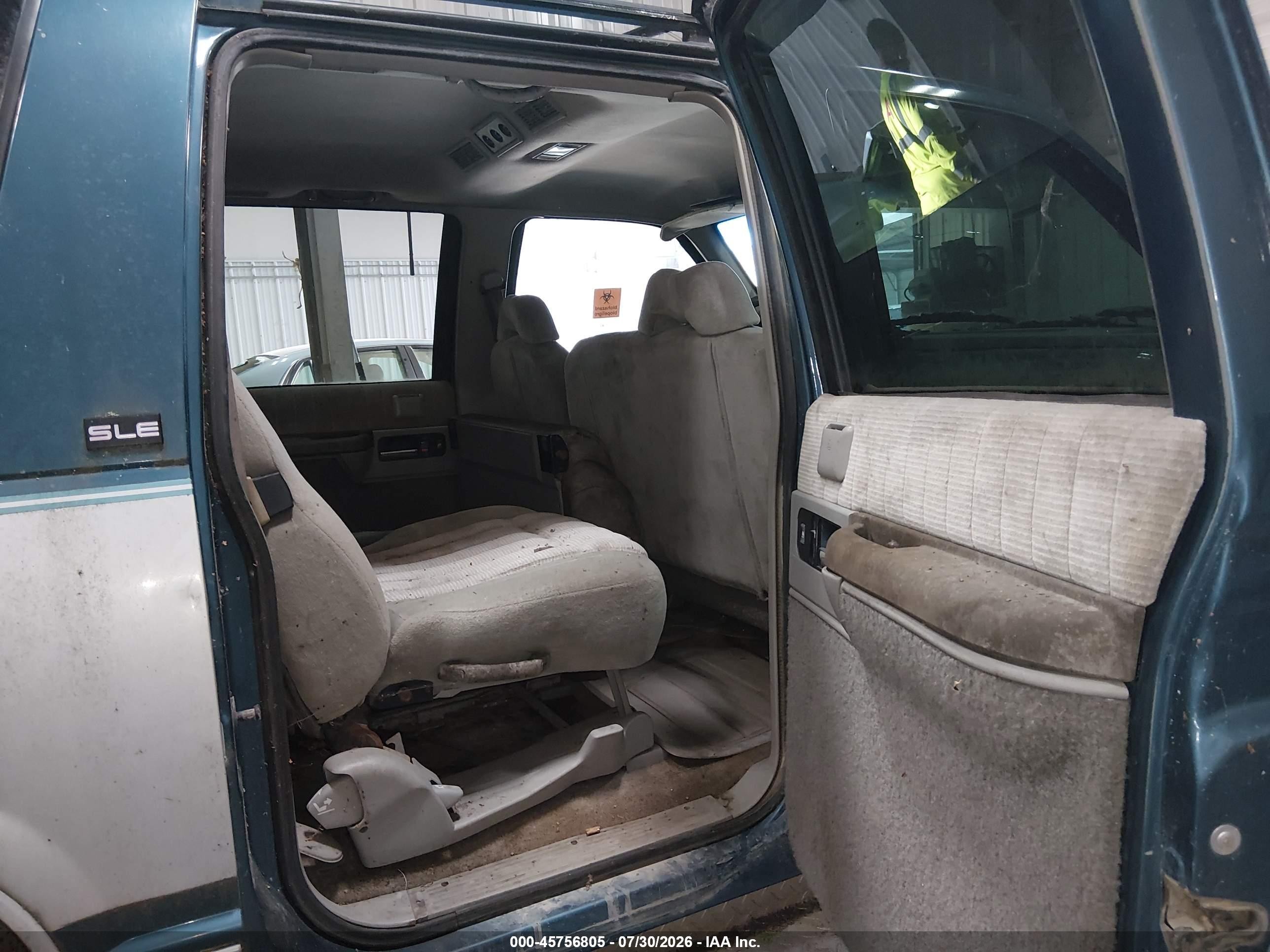 1994 Gmc Suburban K1500 Серебряный vin: 1GKFK16K9RJ767019