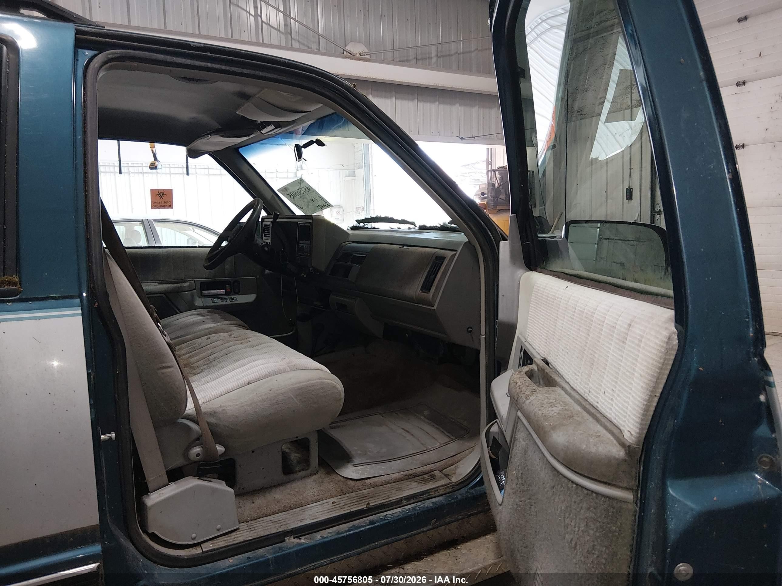 1994 Gmc Suburban K1500 Серебряный vin: 1GKFK16K9RJ767019