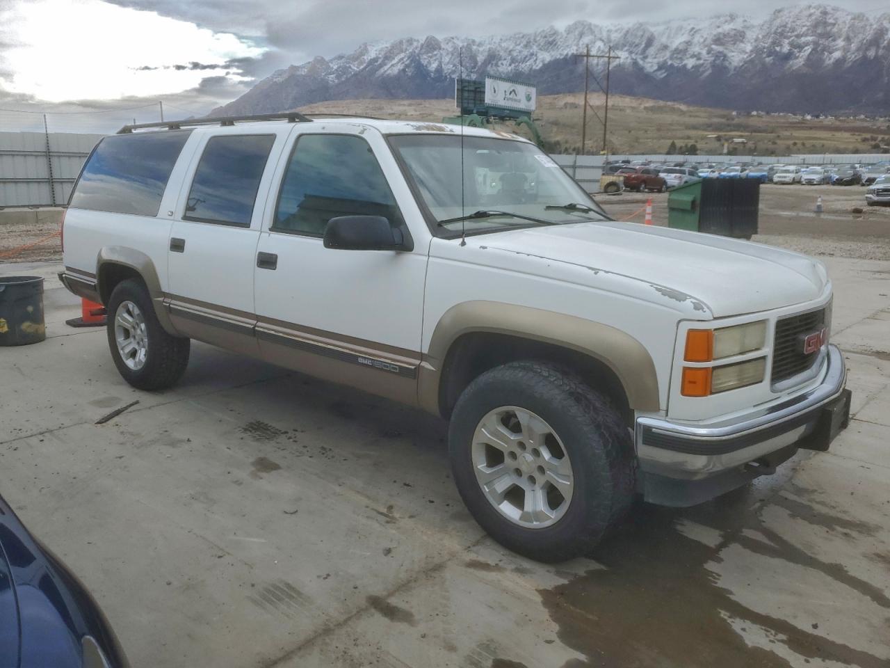 1998 Gmc Suburban K1500 White vin: 1GKFK16R7WJ708396