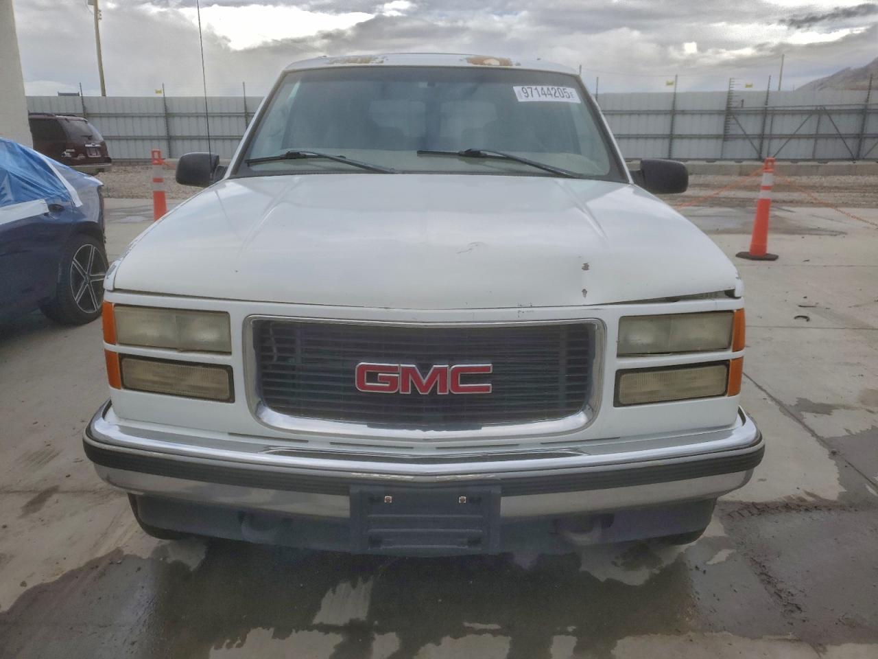 1998 Gmc Suburban K1500 White vin: 1GKFK16R7WJ708396
