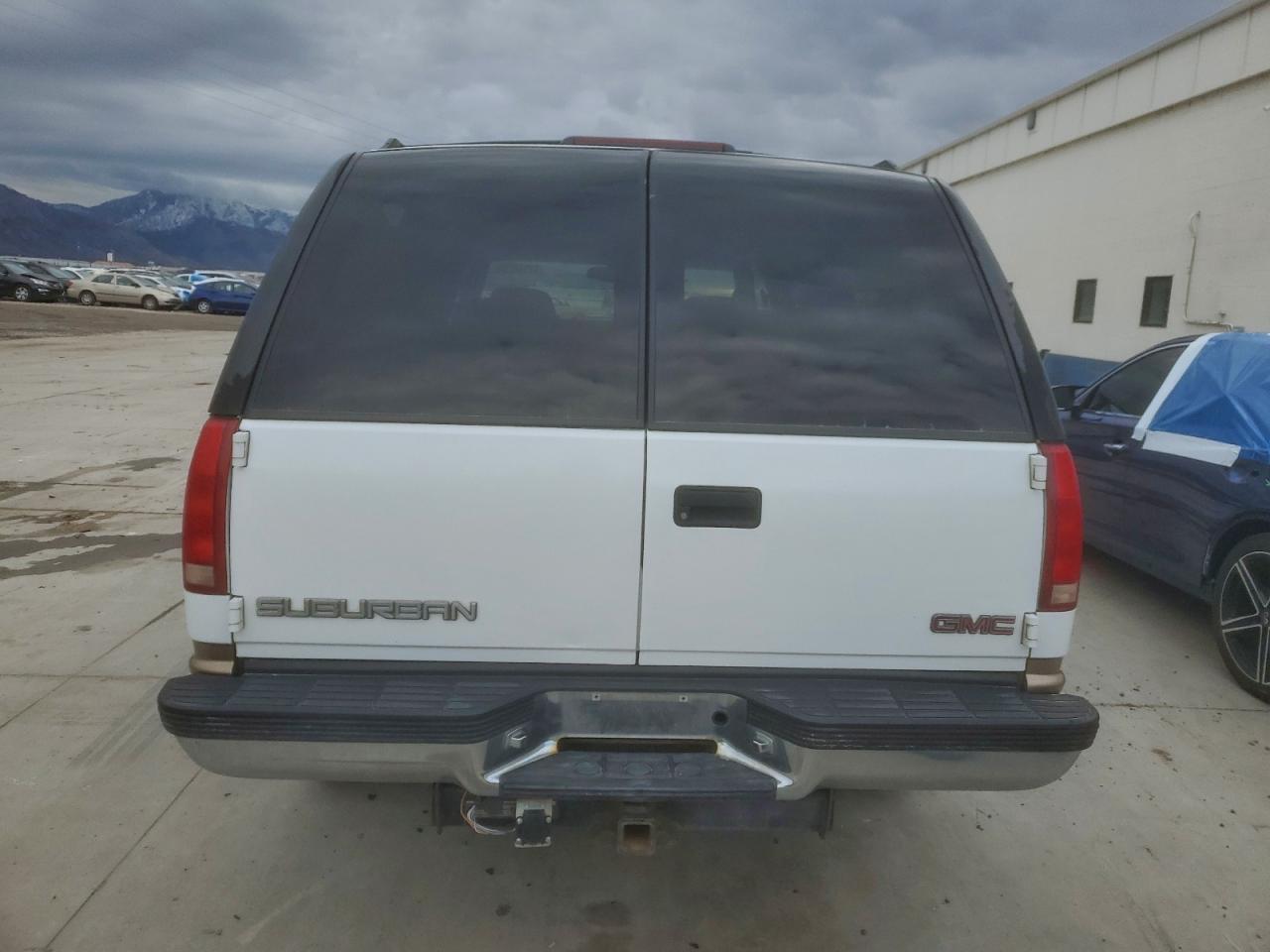 1998 Gmc Suburban K1500 White vin: 1GKFK16R7WJ708396