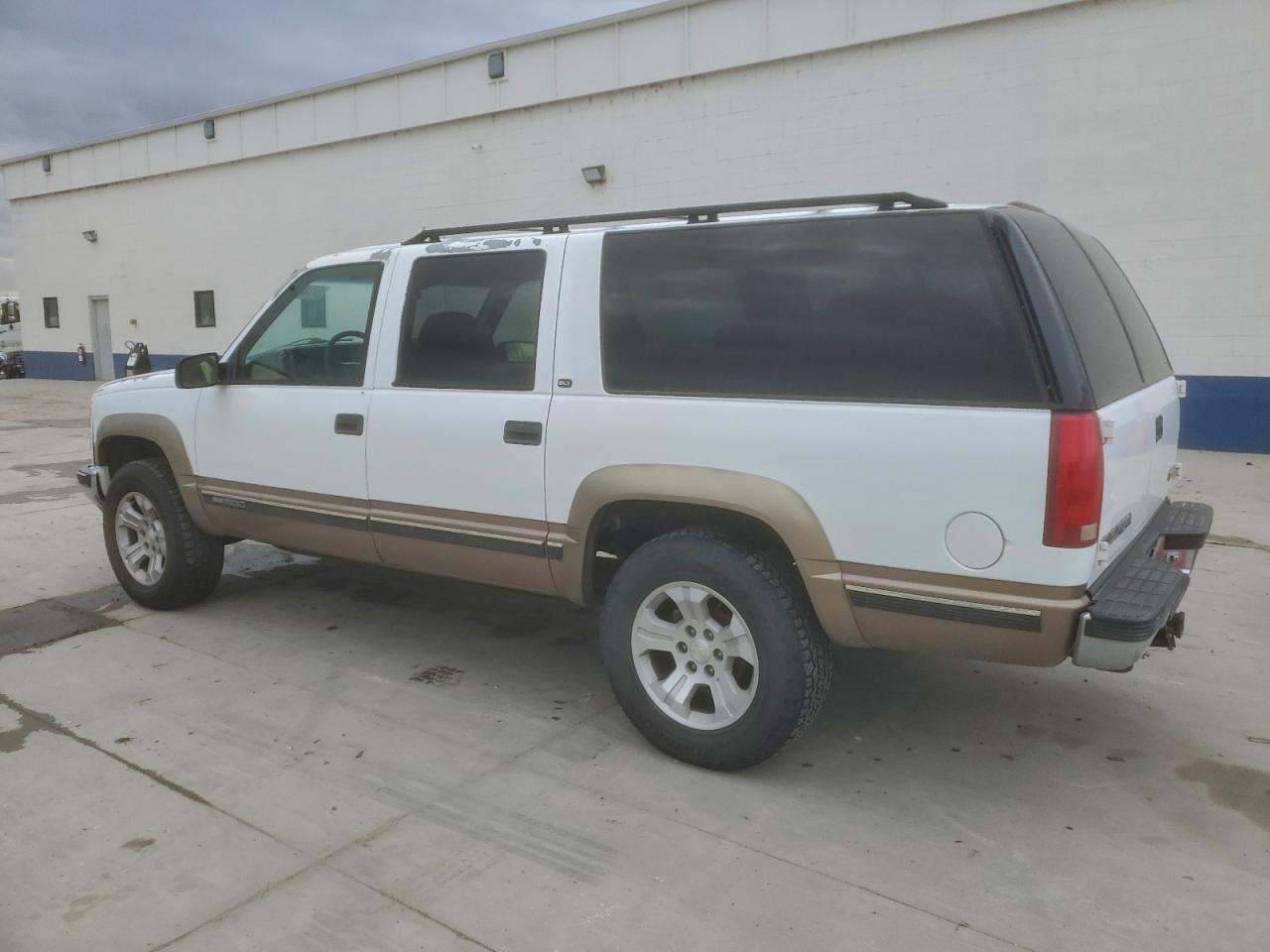 1998 Gmc Suburban K1500 White vin: 1GKFK16R7WJ708396