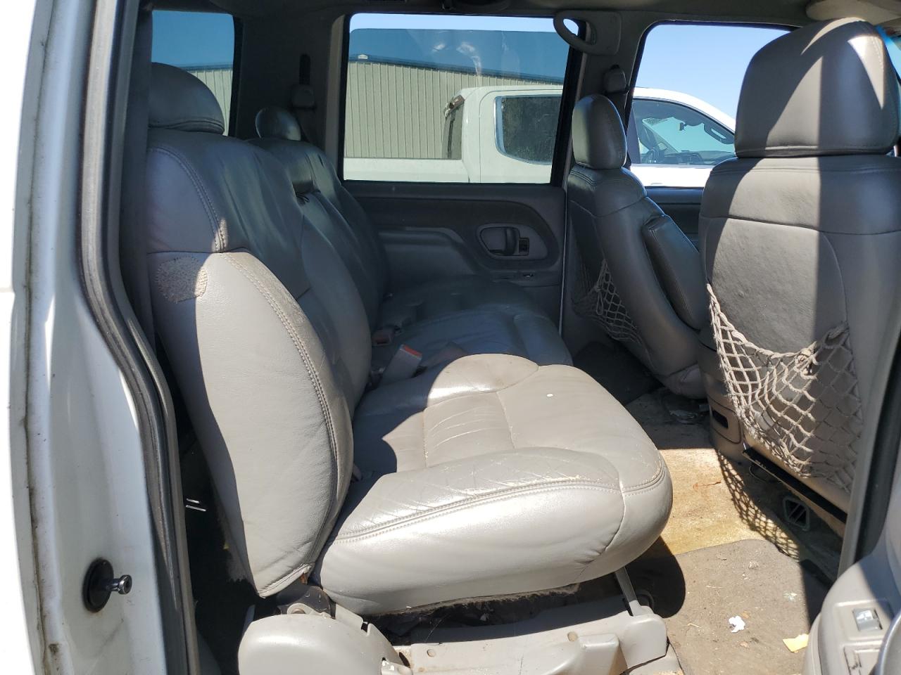 1998 Gmc Suburban K1500 White vin: 1GKFK16R9WJ720100