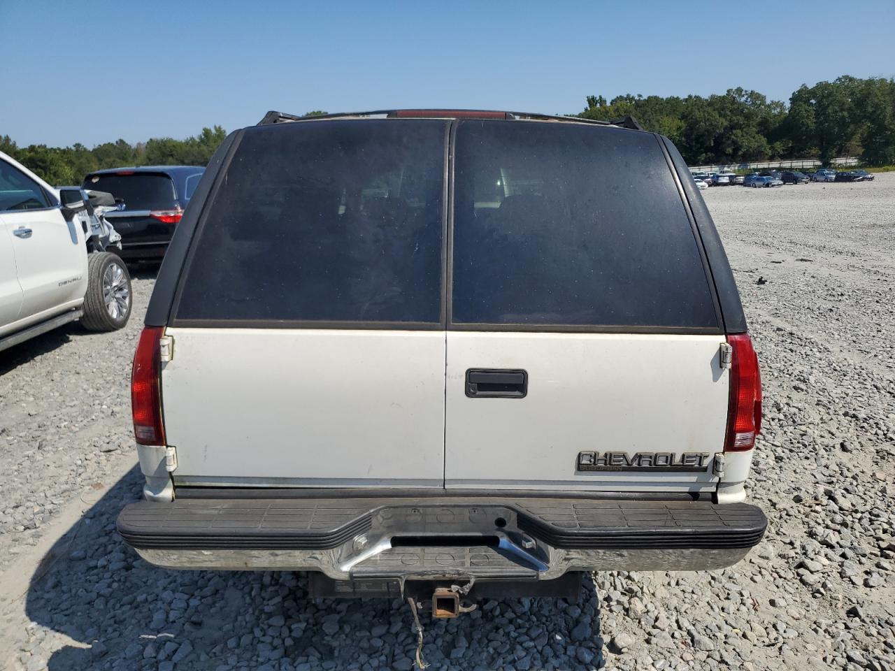 1998 Gmc Suburban K1500 White vin: 1GKFK16R9WJ720100