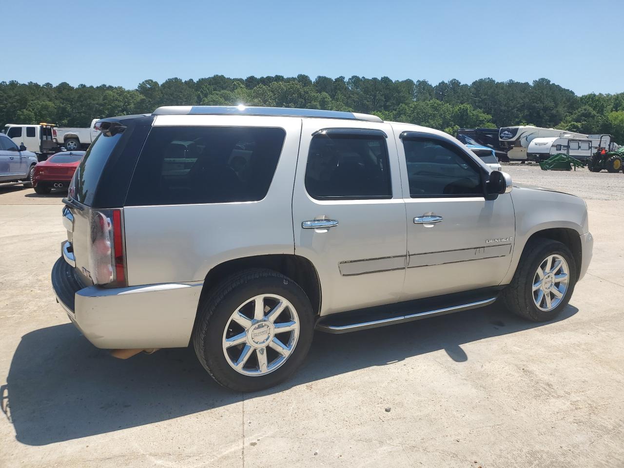 2007 Gmc Yukon Denali Tan vin: 1GKFK63877J373201 Damage: Rear Bumper/Cover, Scraped, > 12 Inches