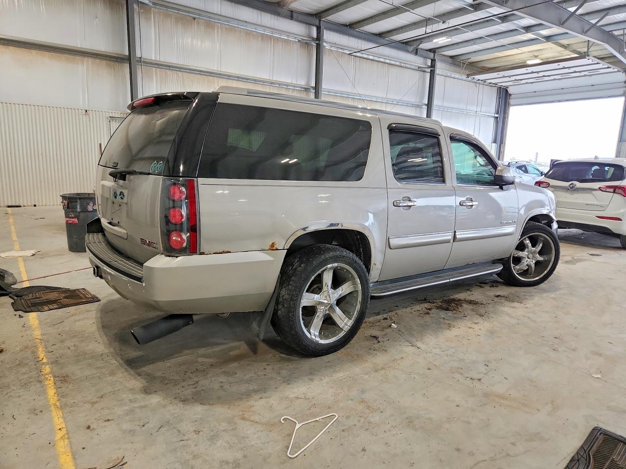 2007 Gmc Yukon Xl Denali Silver vin: 1GKFK668X7J267675