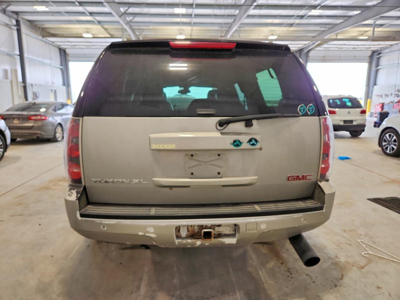 2007 Gmc Yukon Xl Denali Silver vin: 1GKFK668X7J267675