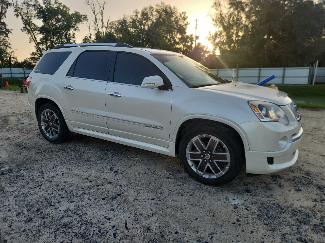 2012 Gmc Acadia Denali White vin: 1GKKRTED3CJ403310 Damage: Right Front Wheel Opening Mldg, Heavy Scratch, 1 To 2 Inches