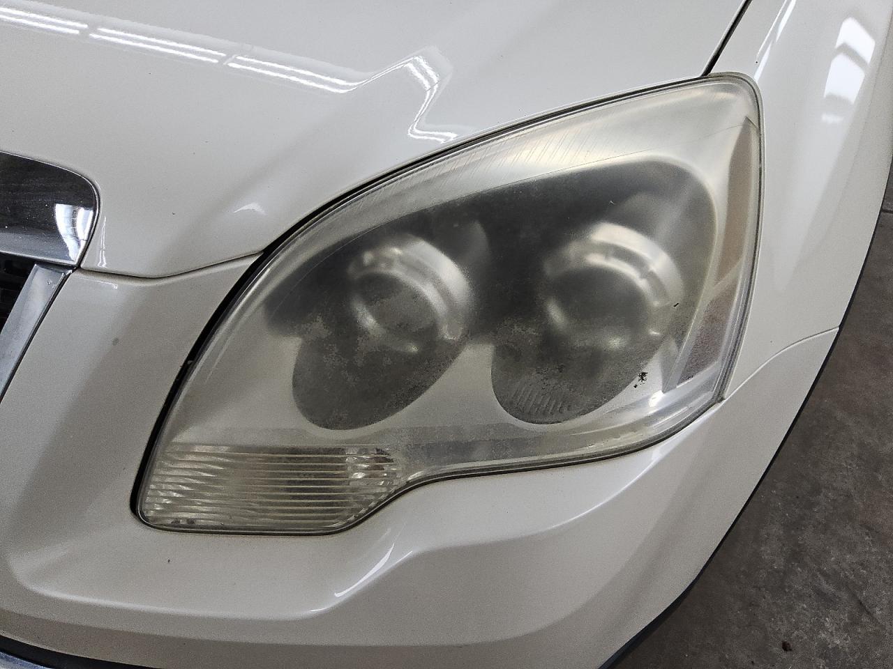 2010 Gmc Acadia Slt-1 White vin: 1GKLRMED2AJ255562 Damage: Left Head Lamp, Faded, Repair Required