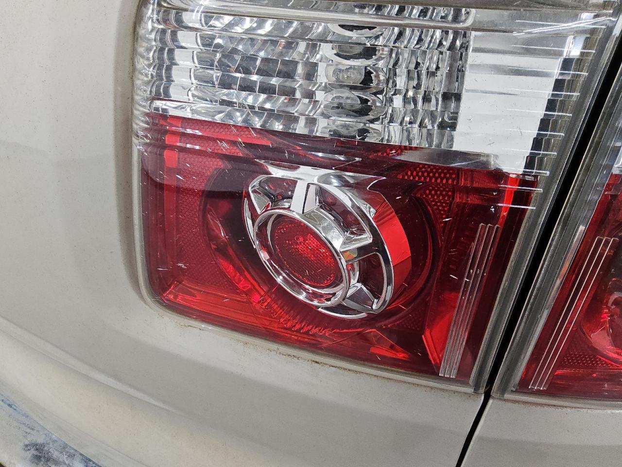 2010 Gmc Acadia Slt-1 White vin: 1GKLRMED2AJ255562 Damage: Right Tail Light, Cracked, Replacement Required