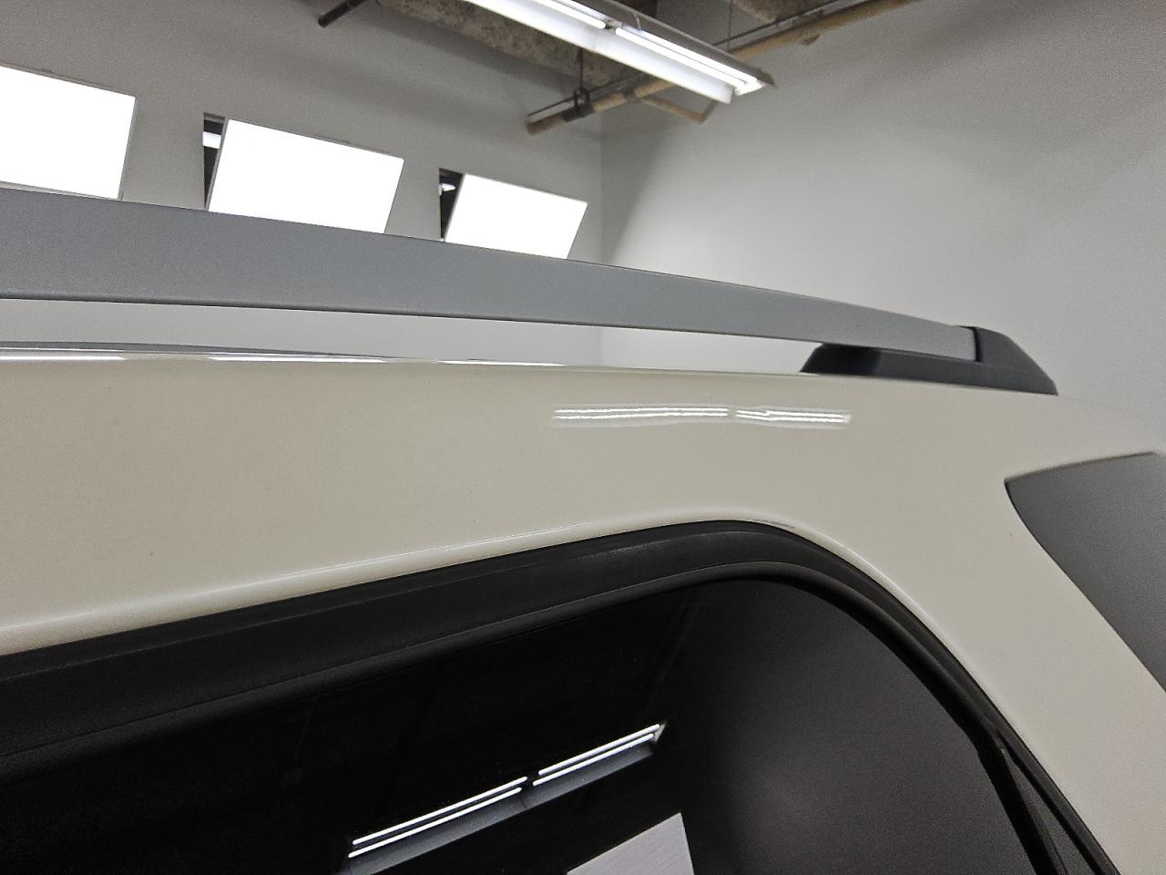 2010 Gmc Acadia Slt-1 White vin: 1GKLRMED2AJ255562 Damage: Left Drip Rail, Dent(S) W/No Paint Dmg, 1/2 To 1 Inch