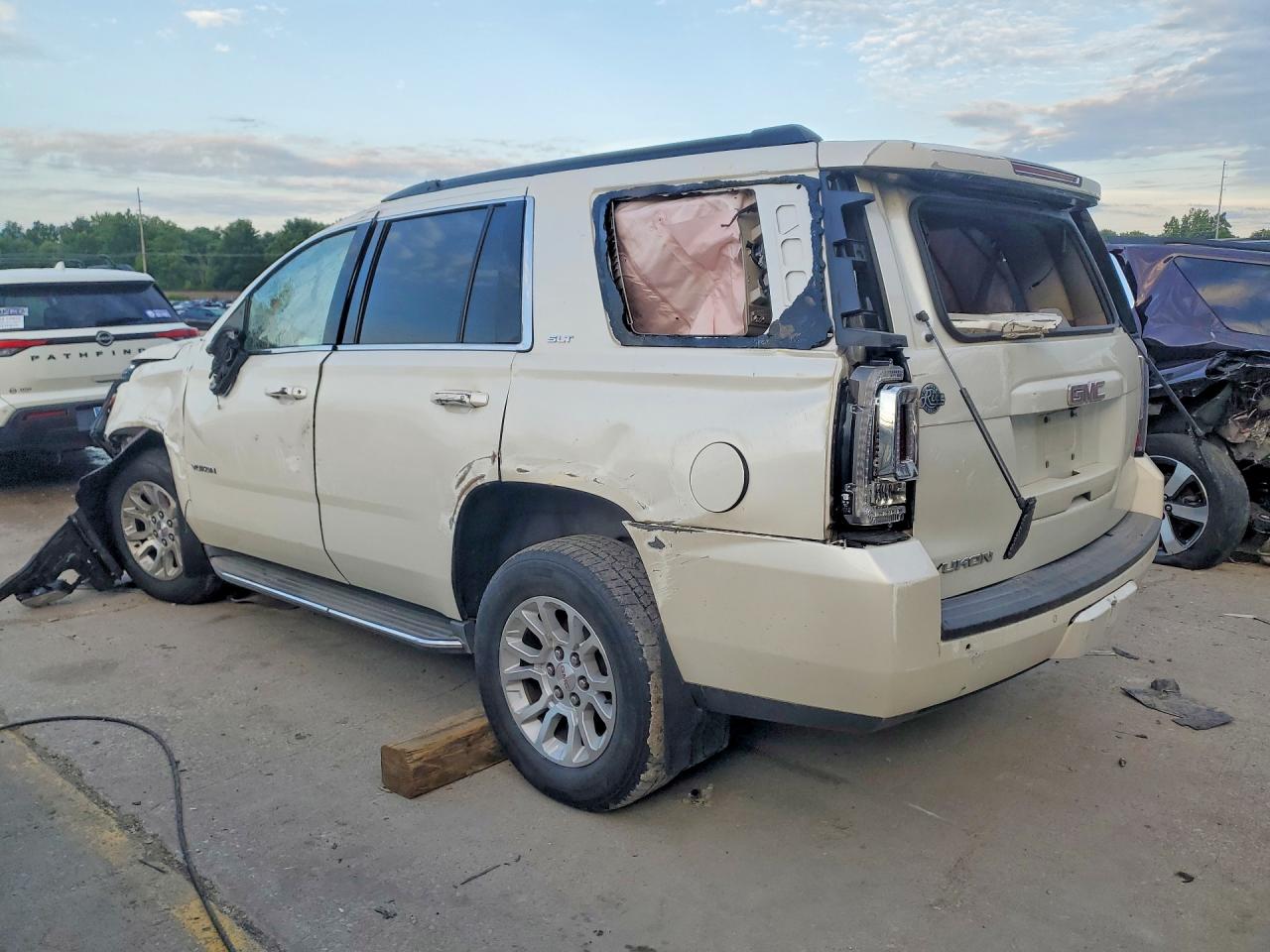 2015 Gmc Yukon Slt White vin: 1GKS1BKC0FR562255