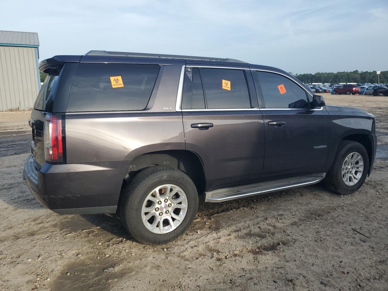 2015 Gmc Yukon Slt Черный vin: 1GKS1BKC6FR250294 Damage: Right Qtr Panel, Dent(S) W/ Paint Dmg, 2 To 3 Inches